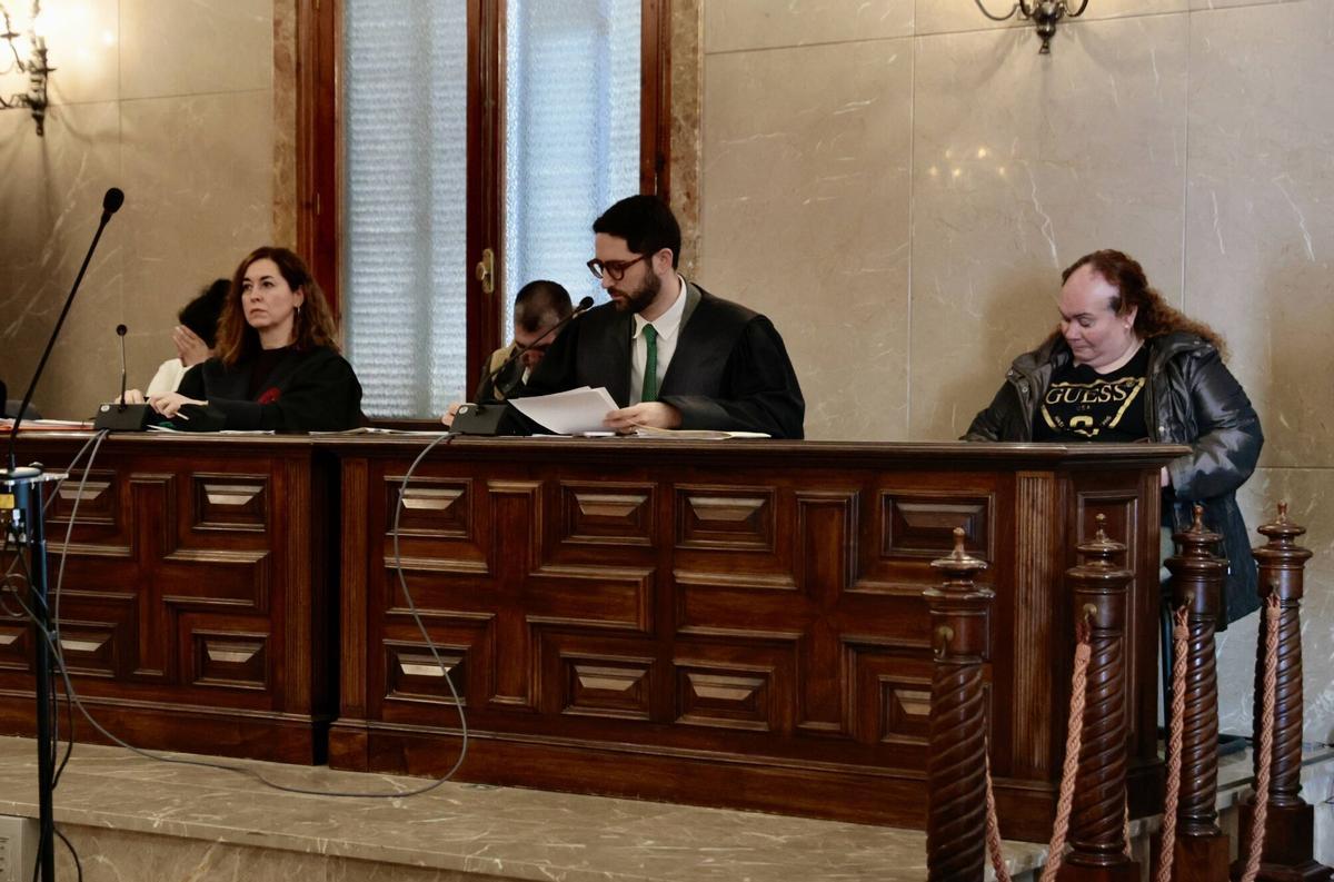 Juicio en el TSJB a los tres acusados de tirar un bebé recién nacido a un contenedor en Porto Cristo