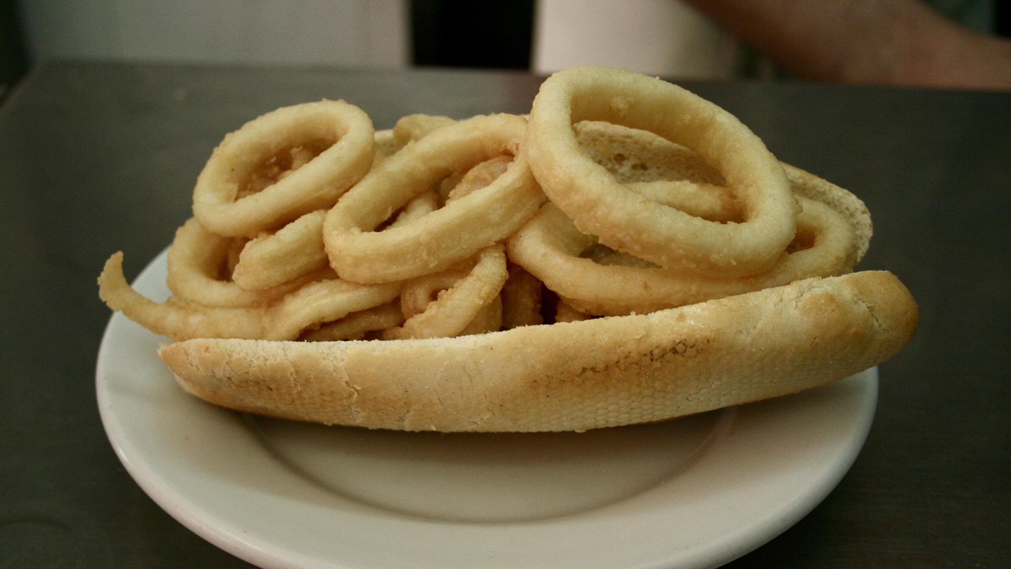 El típico bocadillo de &quot;calamares&quot; de Madrid.