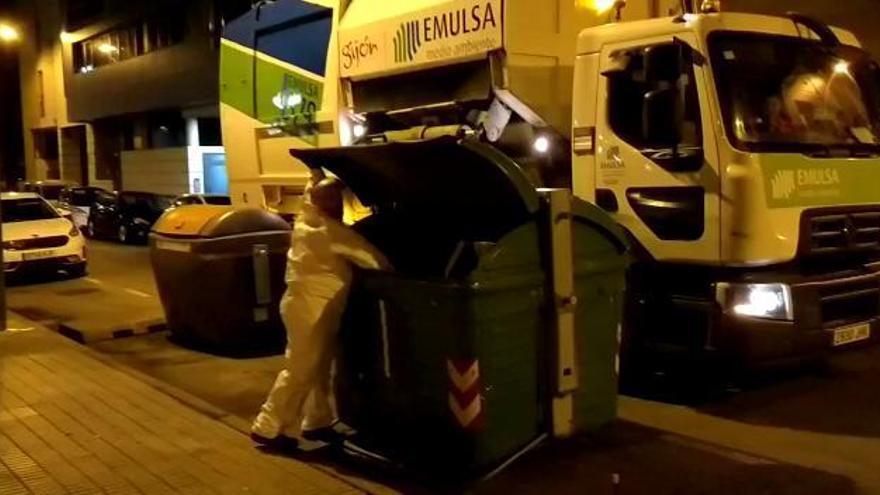 Así se limpian y desinfectan cada día las calles y espacios de Gijón