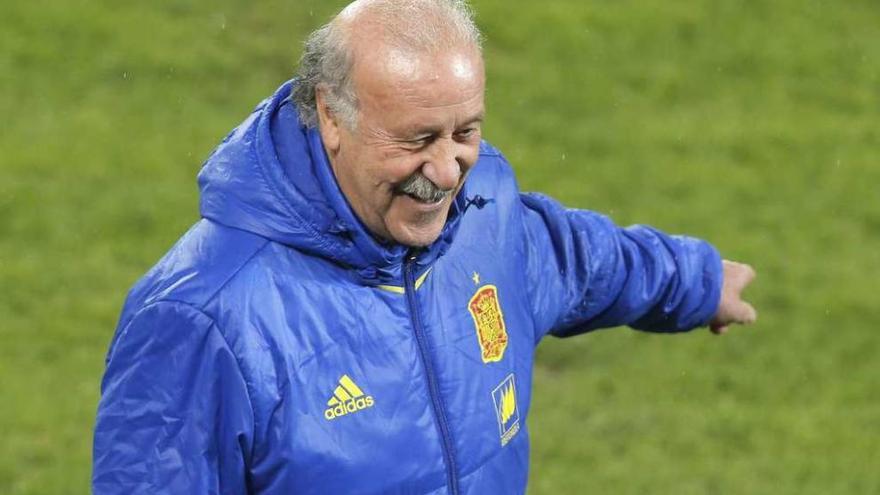 Vicente del Bosque, durante el entrenamiento de ayer en Cluj.