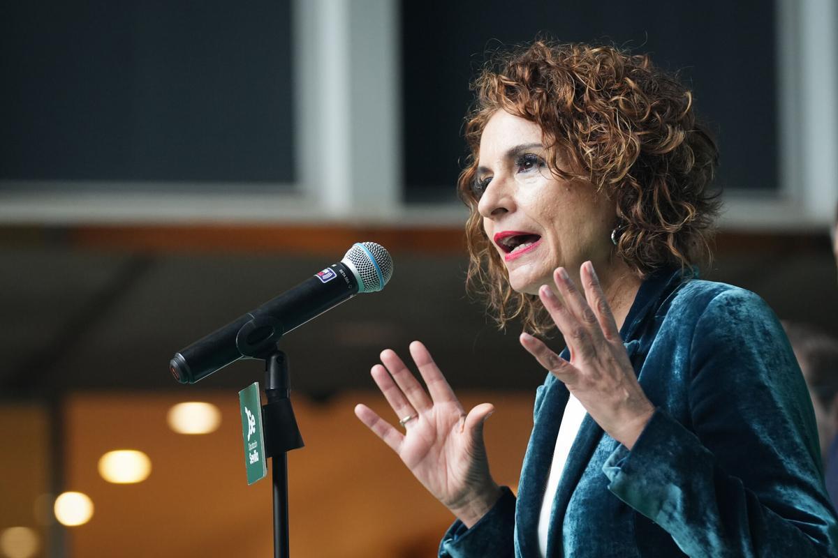 Montero defiende la ausencia de Sánchez en el funeral y asegura que el  Ejecutivo está "buscando soluciones, buscando la verdad"