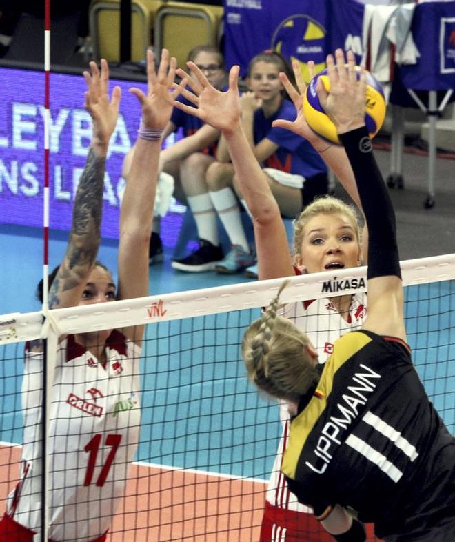 Malwina Smarzek (i) y Agnieszka Kakolewska (d) de Polonia en acción ante Louisa Lippmann (c) de Alemania este miércoles, durante la Liga de Naciones de Voleibol Femenino de la FIVB, entre Polonia y Alemania, en Opole (Polonia).