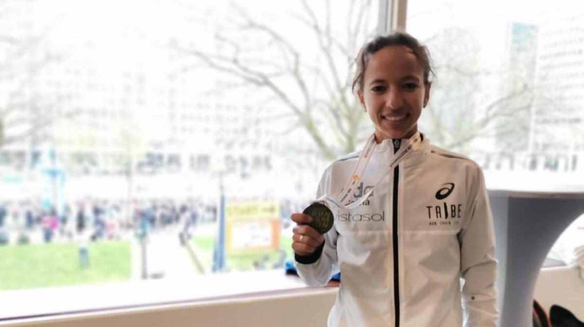 Fátima Ouhaddou, con una medalla ganada en Rotterdam.