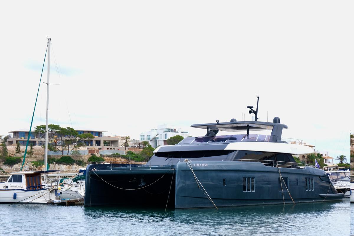El yate de Rafa Nadal atracado en Porto Cristo con la nueva casa a la izquierda
