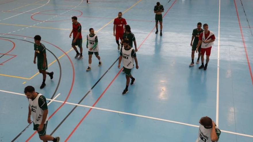 Los jugadores del Elche, durante el entrenamiento de este jueves en el pabellón de la UMH