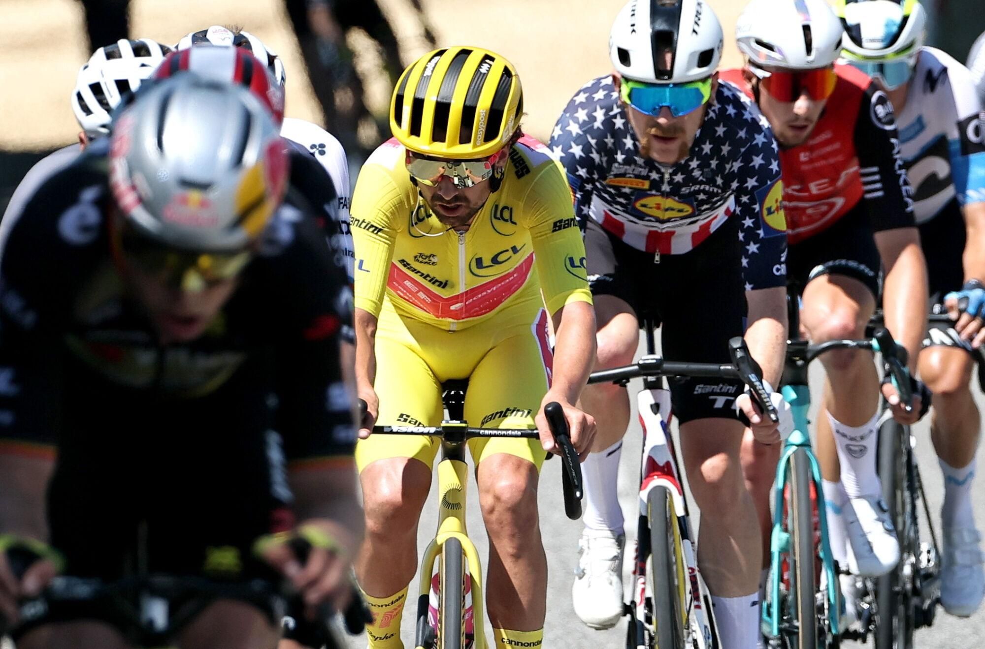 Toulouse (France), 16/07/2025.- The Yellow Jersey overall leader Irish rider Ben Healy of EF Education - EasyPost team in action during the 11th stage of the Tour de France cycling race over 156.8km around Toulouse, France, 16 July 2025. (Ciclismo, Francia) EFE/EPA/CHRISTOPHE PETIT TESSON