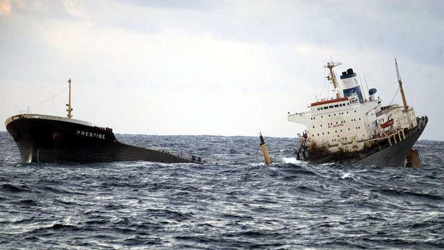 El &#039;Prestige&#039; en el momento de partirse en dos frente a la costa de Fisterra en noviembre de 2002.