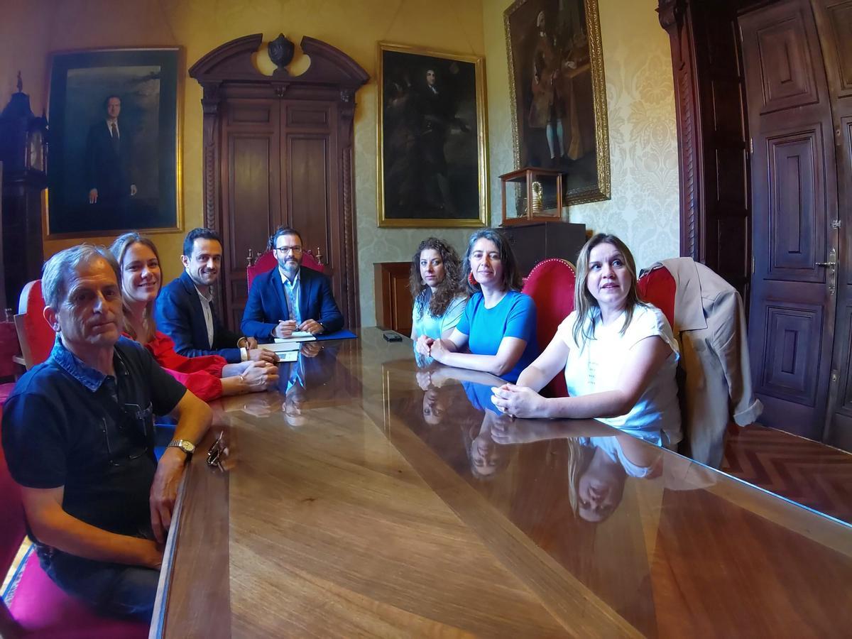 Momento de la firma del convenio de cesión.