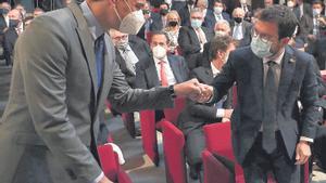 El presidente del Gobierno, Pedro Sánchez, saluda al president de la Generalitat, Pere Aragonès, durante un acto en Foment del Treball a principios de mes.