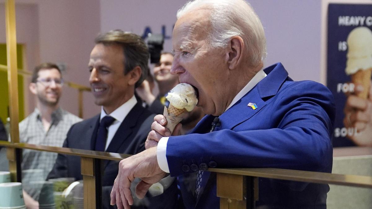 El presidente de EEUU, Joe Biden, comiéndose su helado.