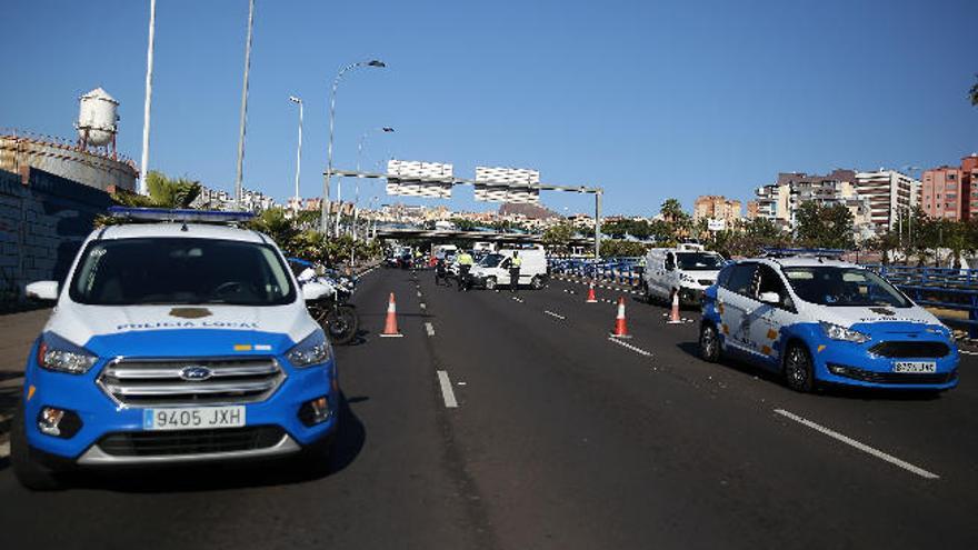 Control de tráfico en la TF-5, a la entrada en Santa Cruz de Tenerife.