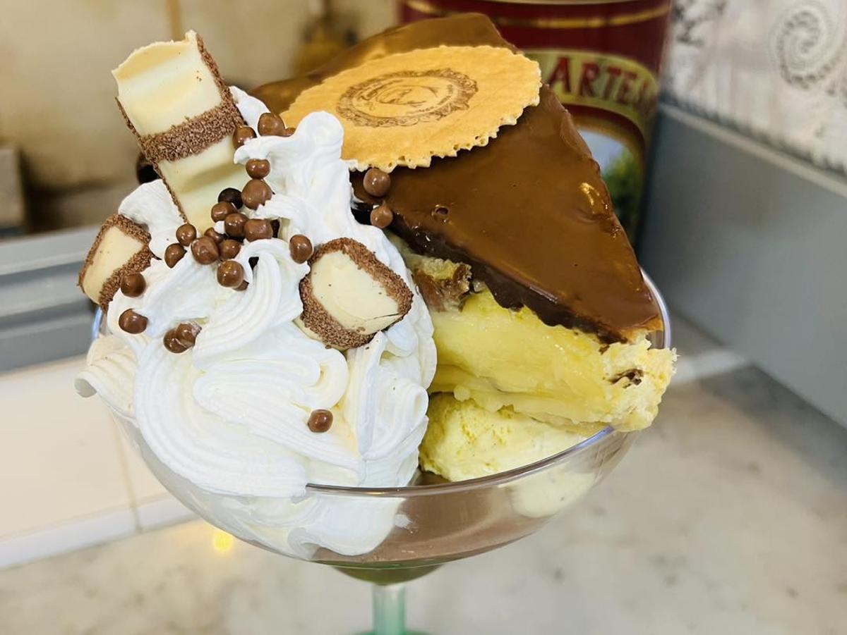 La Cueva de la Zarzamora, la 'postrería' de Sevilla especializado en postres de autor que está incrustada en una cueva y recrea la Alcalá de Guadaíra del siglo XIX