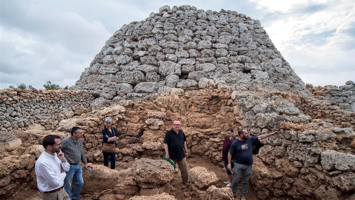 El equipo de arqueólogos que ha descubierto los restos de bebés, en el 'talaiot' de Cornia Nou