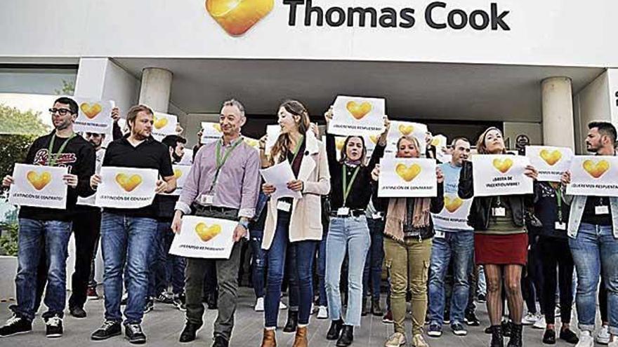 Empleados de Thomas Cook se manifiestan a las puertas de la sede.