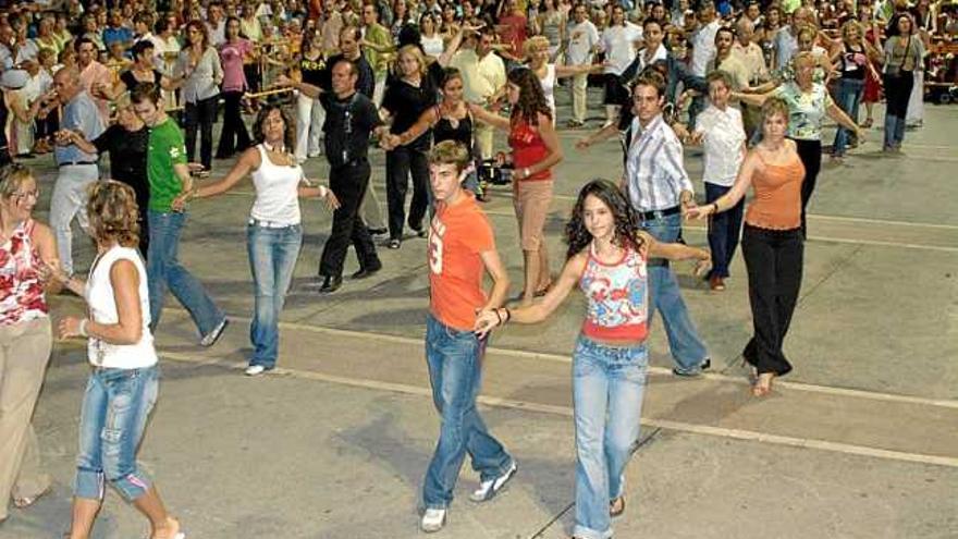 Edició del Vine a ballar! a la plaça Sant Domènec de Manresa, el 2005