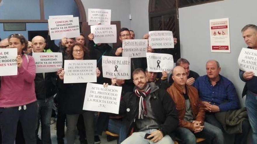 Protesta de policías y trabajadores en el último pleno de Sant Joan.