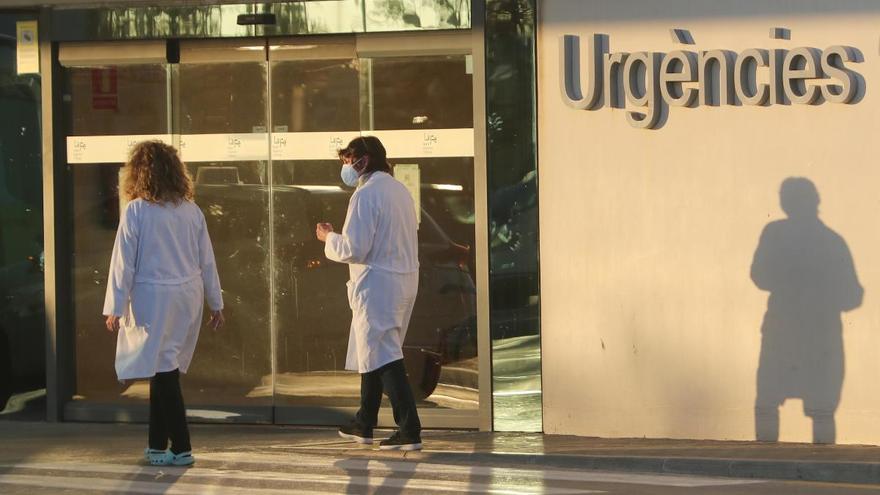 Una pareja de sanitarios entra en el Hospital la Fe de Valencia