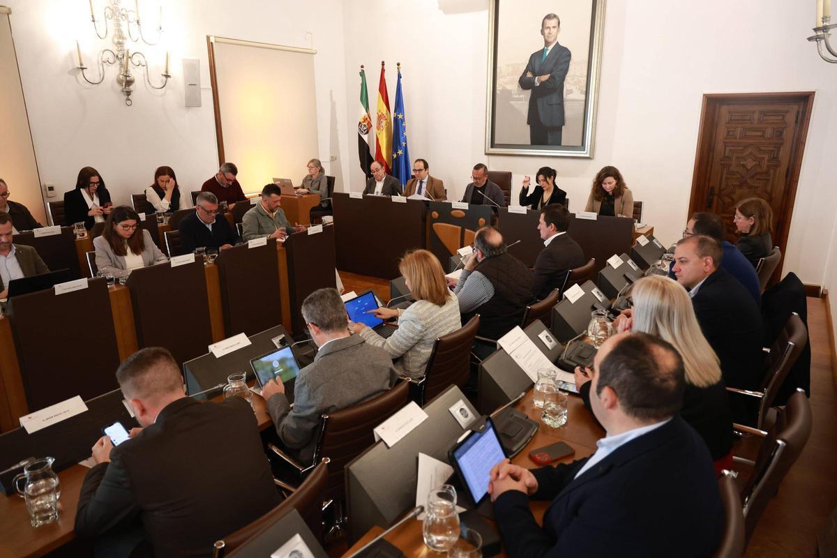 La mejora de la vida en las zonas rurales como protagonista del pleno en la Diputación de Cáceres