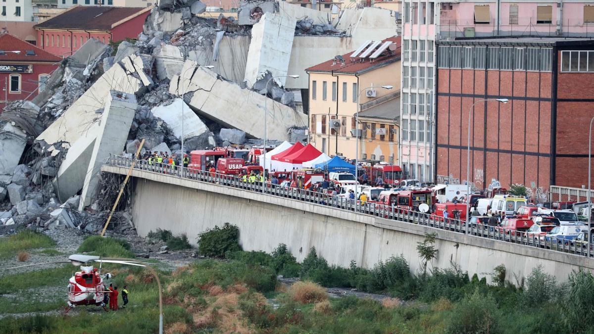 Equipos de emergencia en el Puente Morandi tras el derrumbe