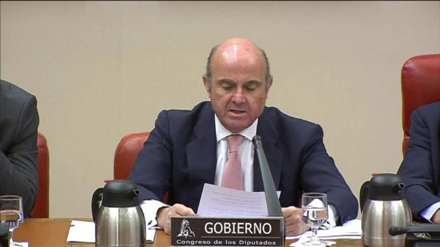 Guindos dice que "ningún depositante del Popular se ha visto afectado"