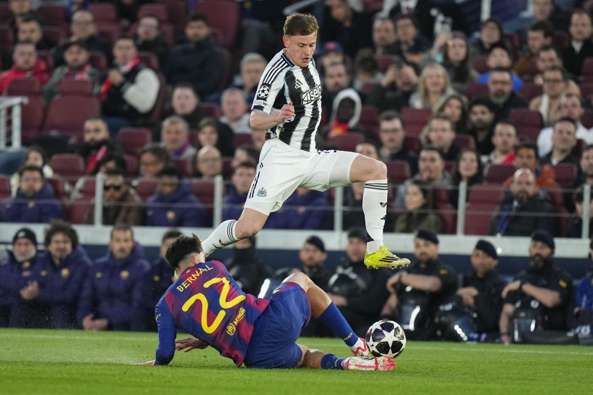 BARCELONA, 18/03/2026.- El delantero del Newcastle Harvey Barnes pelea un balón con el centrocampista del Barcelona Marc Bernal (i) durante el partido de vuelta de los octavos de final de la Liga de Campeones disputado entre el Barcelona y el Newcastle, este miércoles en el Camp Nou. EFE/Siu Wu