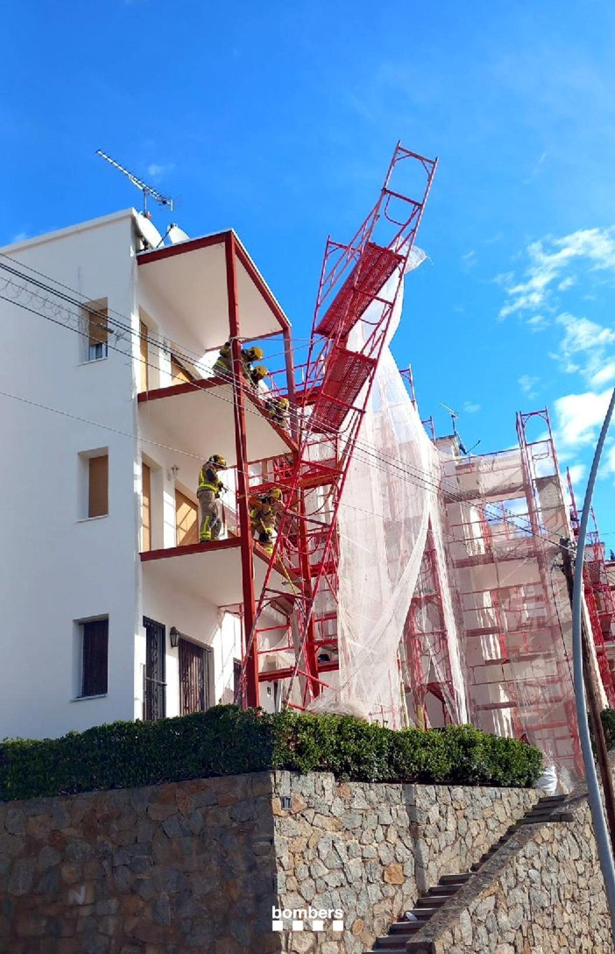 Una bastida caiguda parcialment pel vendaval a Roses
