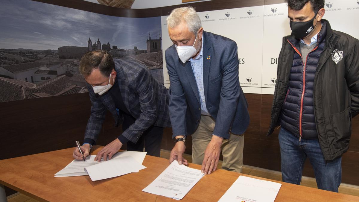 Aurelio Gutiérrez, Carlos Carlos y Carlos Ordóñez, en la firma de los convenios.