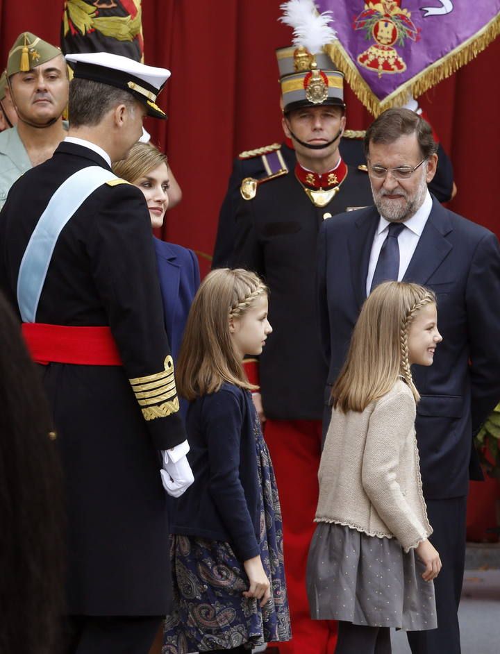 LOS REYES PRESIDEN EL DESFILE DE LA FIESTA NACIONAL, CON 3.400 MILITARES