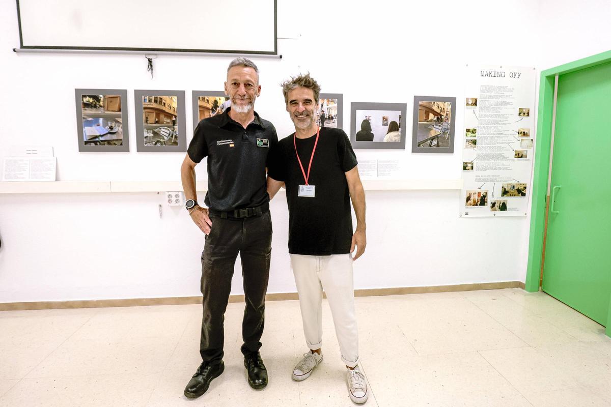 Jordi Roca y Jaume Perelló posan frente a la sección final de la muestra.