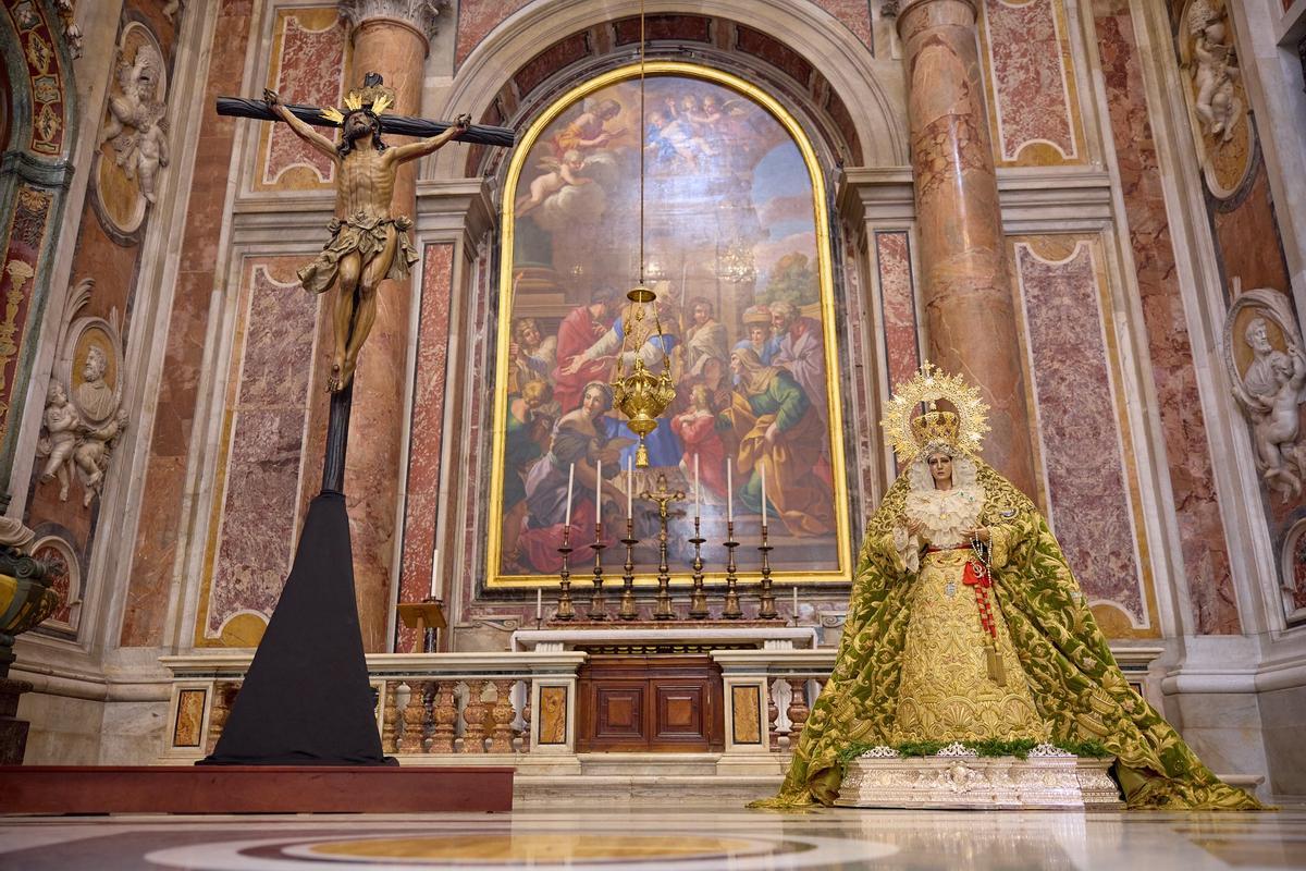 La Virgen de la Esperanza y el Cristo de la Expiración de Sevilla, en la Basílica de San Pedro.