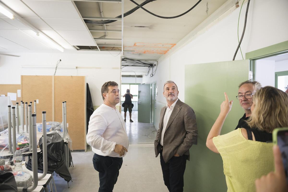Collboni, en una de las aulas de la escuela Llorers en la que se está instalando el sistema de aerotermia