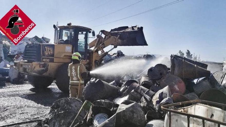 Las tareas de extinción en la planta de residuos de Villena.