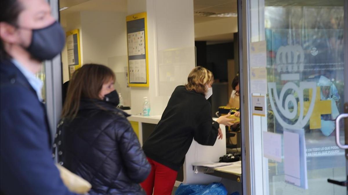 BARCELONA 03 02 2021  Politica   Colas en oficinas de Correos para poder votar por correo  En la foto la Oficina del Passeig de Sant Joab  196  FOTO de RICARD CUGAT