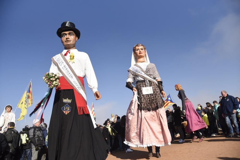 Lledoners s'omple de gegants i gegantons en una trobada inèdita