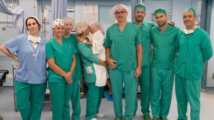 Médicos de la Clínica Juaneda con la niña procedente de la zona de Chernóbil.