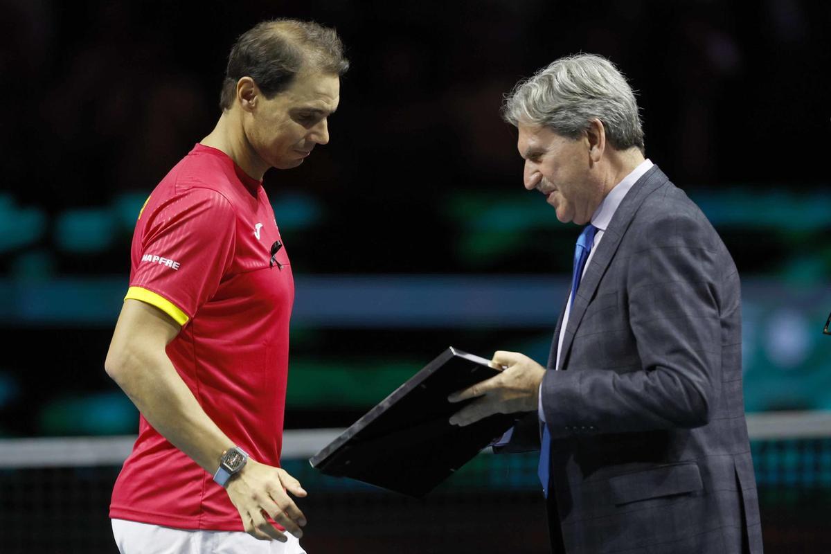 l tenista Rafa Nadal acompañado por el ex presidente de la ITF, el estadounidense David Haggerty.