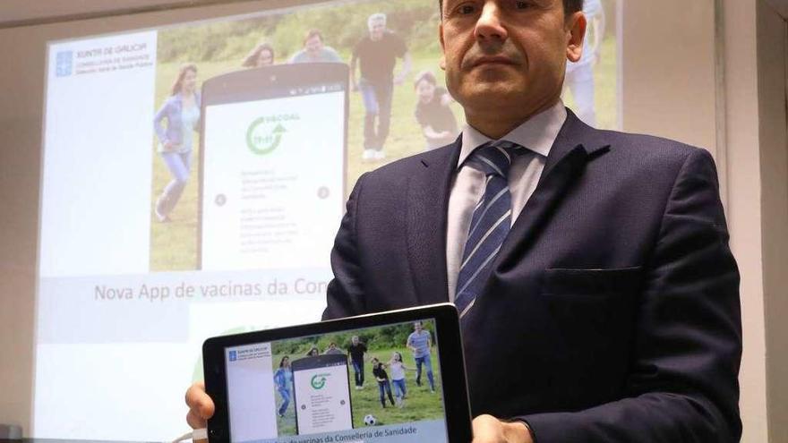 El director xeral de Saúde Pública, Andrés Paz-Ares, muestra la &#039;app&#039; Vacgal.