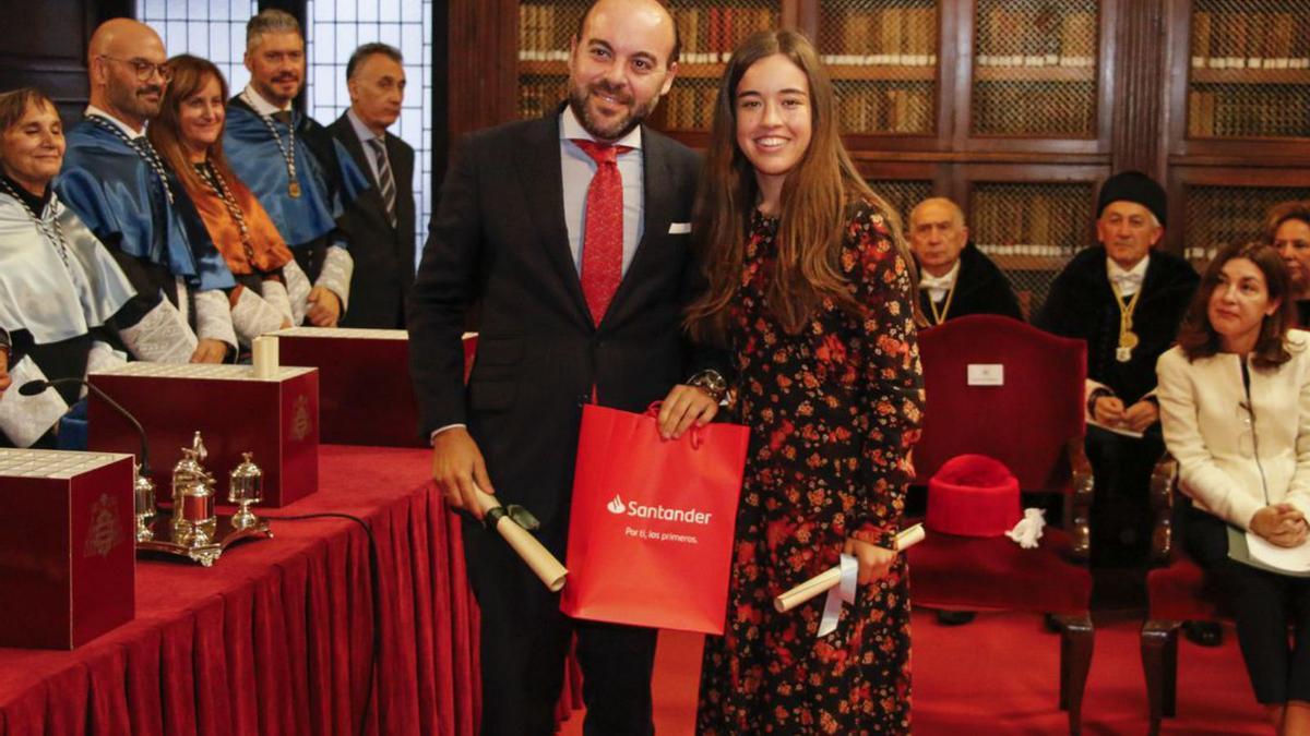 Laura Jamart recibe su reconocimiento que le entrega Juan Manuel Ballesteros. |  | PABLO SOLARES