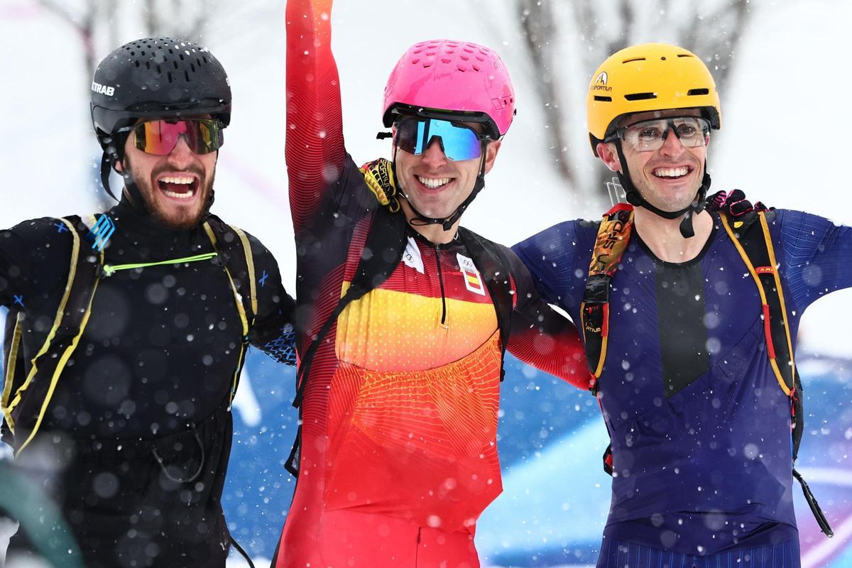 Oriol Cardona, blanquejat pels altres dos medallistes, Nikita Filippov i Thibault Anselmet