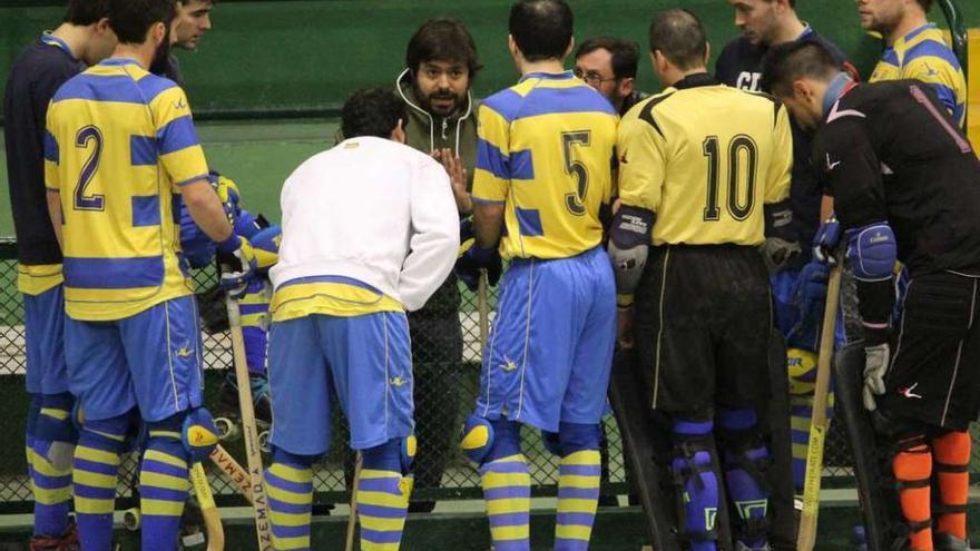 Josep Sellas da indicaciones a sus jugadores durante un partido.