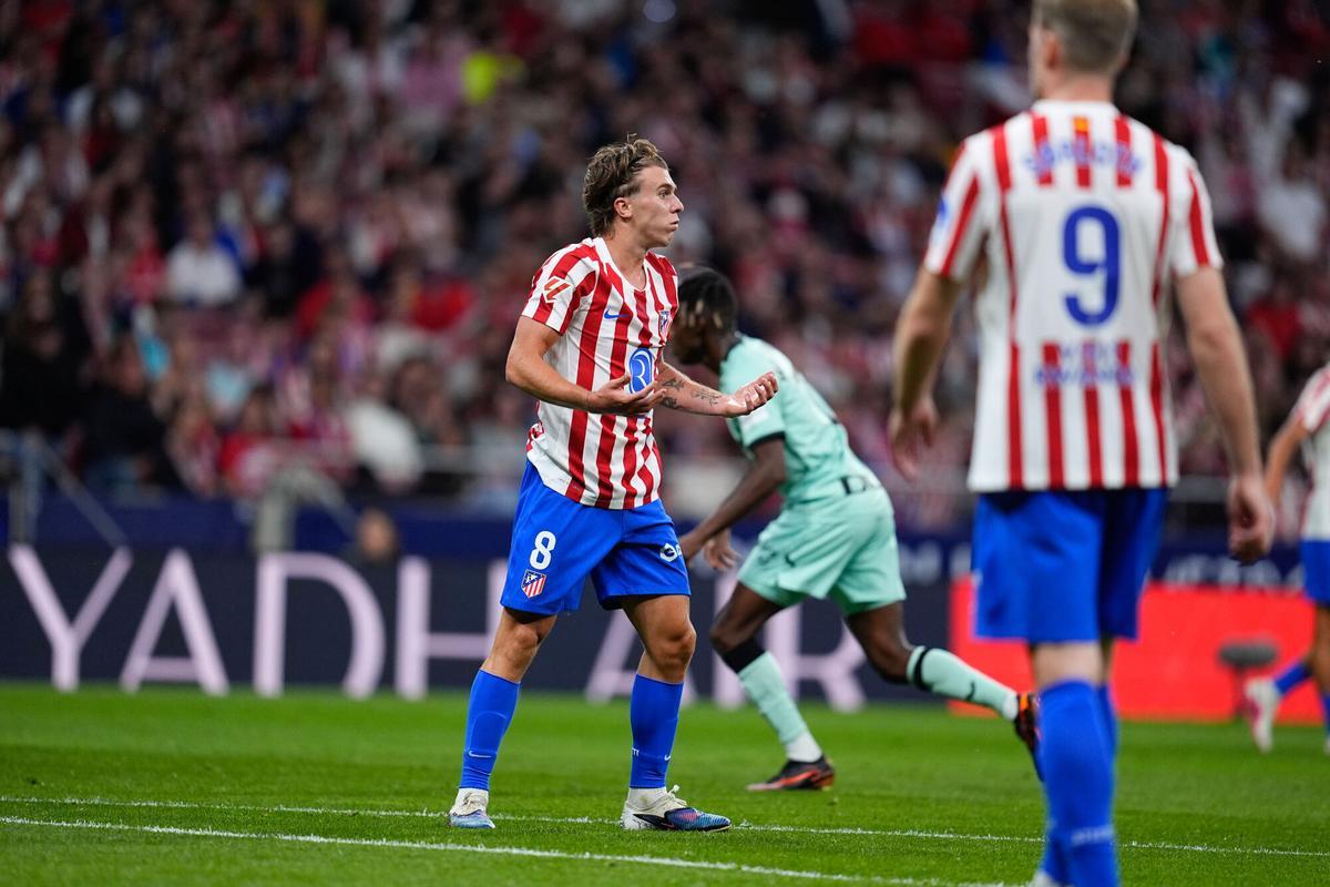 Pablo Barrios of Atletico de Madrid protests during the Spanish League, LaLiga EA Sports, football match played between Atletico de Madrid and Athletic Club de Bilbao at Riyadh Air Metropolitano stadium on April 25, 2026, in Madrid, Spain. AFP7 25/04/2026 ONLY FOR USE IN SPAIN. Dennis Agyeman / AFP7 / Europa Press;2026;SOCCER;SPAIN;SPORT;ZSOCCER;ZSPORT;Atletico de Madrid v Athletic Club de Bilbao - LaLiga EA Sports