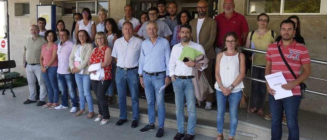 Los representantes municipales de los 20 concellos reunidos en Touro para constituir la asociación de promoción turística. // FDV