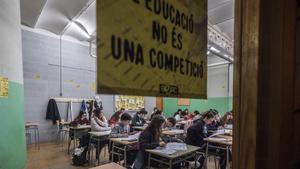 Alumnos de cuarto de ESO del instituto La Llauna de Badalona durante las pruebas de competencias básicas, el pasado 6 de febrero.