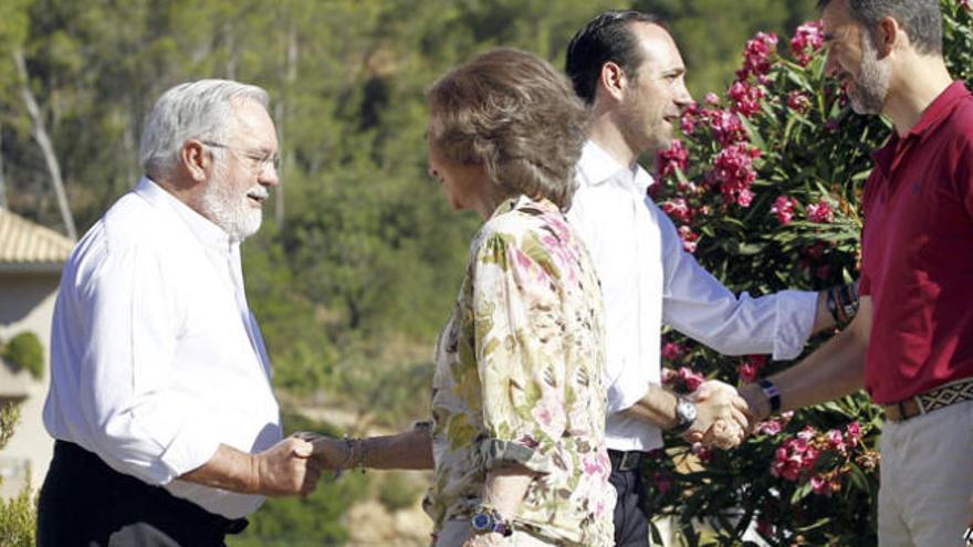 El ministro Cañete saluda a la Reina.