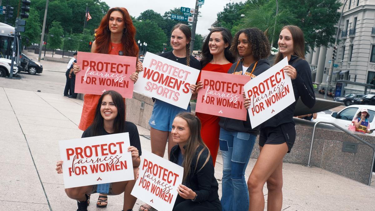 Pequeña protesta contra atletas trans une feministas y conservadores en EEUU