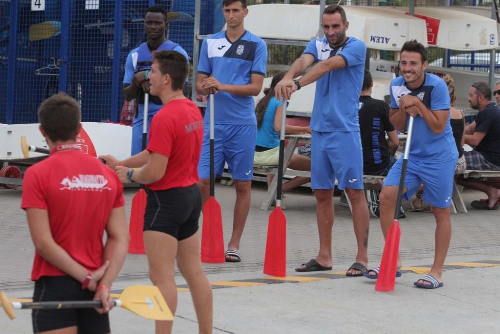 Los jugadores del FC Cartagena en el Club de Regat