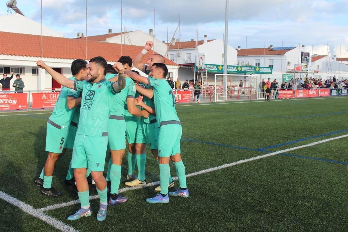 Bermúdez y el resto de jugadores del Badajoz celebran el segundo tanto ante la grada visitante.