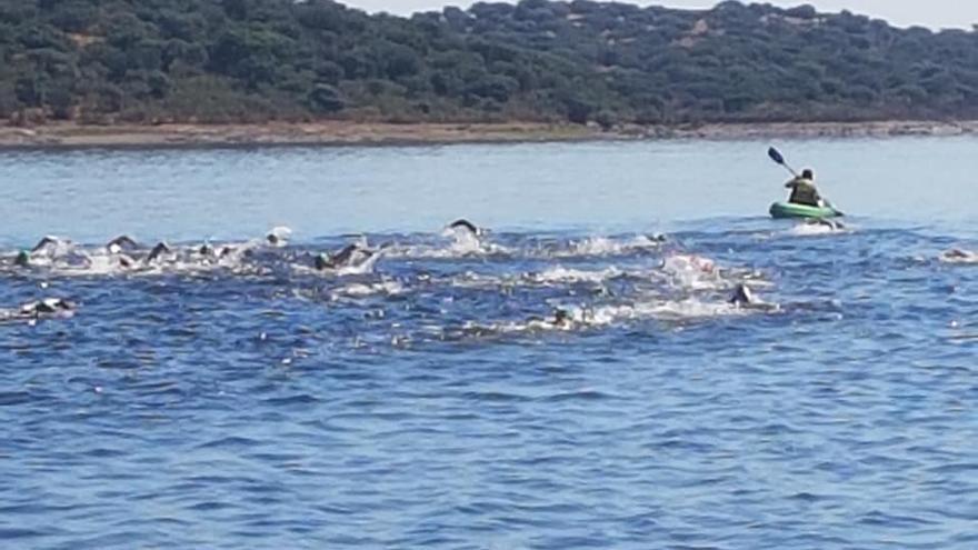 Los participantes en la prueba de natación.