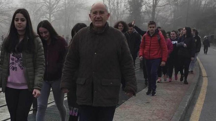 Alumnos y profesores del Instituto de Infiesto, durante la caminata de ayer.