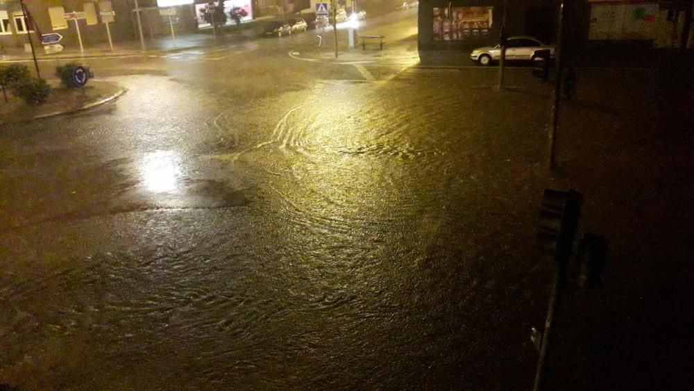 Una tromba de agua colapsa Toro